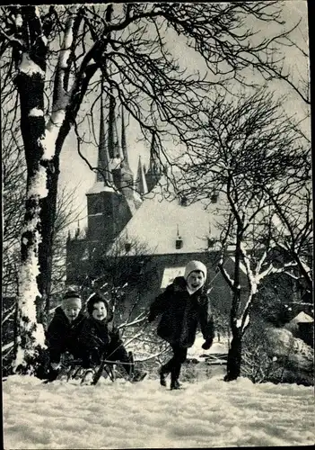 Ak Erfurt in Thüringen, Winterfreuden, Kinder mit Schlitten im Schnee