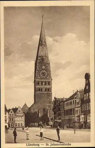 Ak Lüneburg in Niedersachsen, St. Johanniskirche, Außenansicht, Kinder