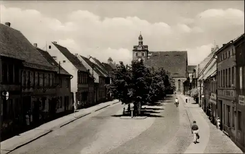 Ak Dommitzsch Nordsachsen in Sachsen, Torgauer Straße, Fußgänger