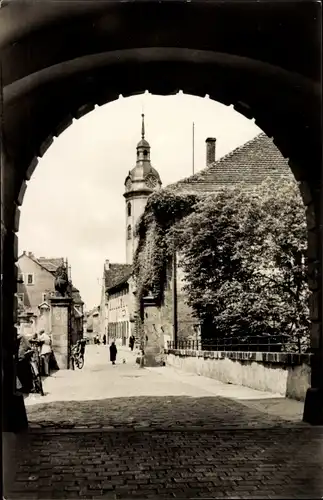 Ak Torgau an der Elbe, Blick vom Schlosstorbogen nach der Schloss Straße mit Kirche