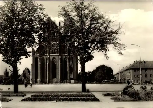 Ak Prenzlau in der Uckermark, Ernst Thälmann Platz und Marienkirche