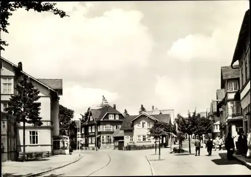 Ak Oberhof im Thüringer Wald, Straßenpartie, Häuser, Passanten