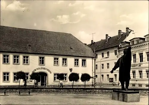 Ak Luckau in der Niederlausitz, Marktplatz, Karl Liebknecht Denkmal, Gaststätte z. goldenen Ring