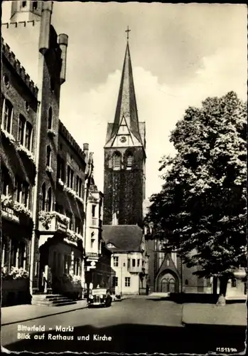 Ak Bitterfeld in Sachsen Anhalt, Blick auf Rathaus und Kirche, Straßenszene