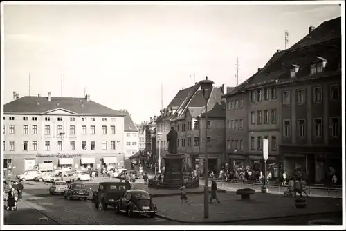 Ak Lutherstadt Eisleben, Marktplatz, Luther Denkmal, Autos