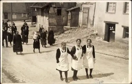 Foto Ak Pforzheim im Schwarzwald, Straßenpartie, Frauen