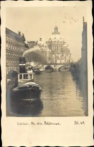 Foto Ak Berlin, Partie an der Schleuse, Brücke, Boote