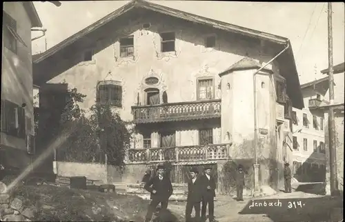 Foto Ak Jenbach in Tirol, Wohnhaus, Balkon, Passanten