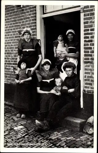 Ak Bunschoten Spakenburg Utrecht Niederlande, Männer, Frauen und Kinder in Tracht