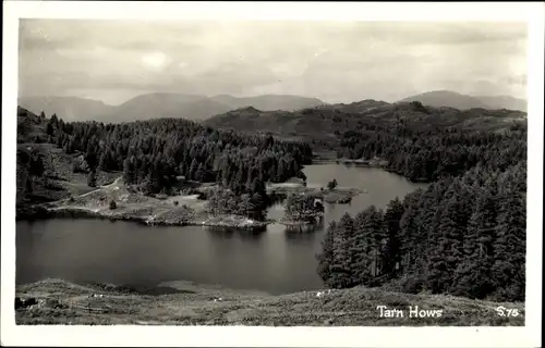 Ak Cumbria England, Tarn Hows, See, Wald, Totalansicht
