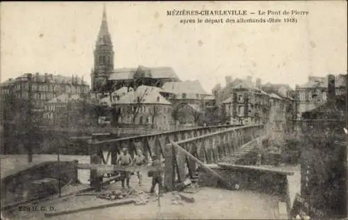 Ak Charleville Mézières Ardennes, Le Pont de Pierre après le départ des allemands