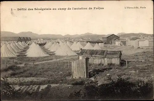 Ak Fréjus Var, Defile des Senegalais au camp de l'aviation