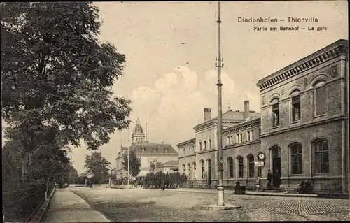 Ak Thionville Diedenhofen Lothringen Moselle, La Gare, Partie am Bahnhof, Außenansicht, Mast