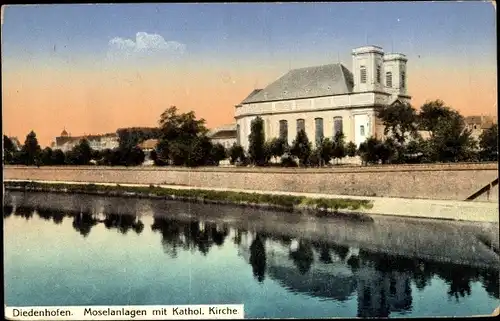 Ak Thionville Diedenhofen Lothringen Moselle, Moselanlagen mit Kathol. Kirche, Flussansicht