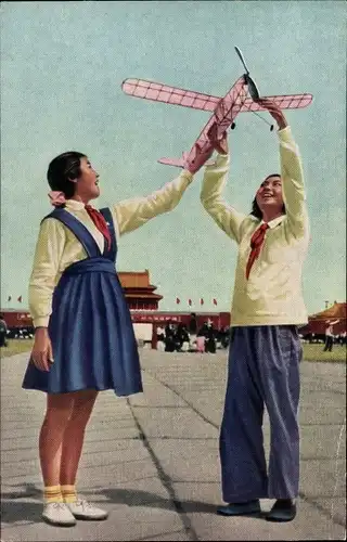 Ak  China, spielende Kinder mit Papierflugzeug