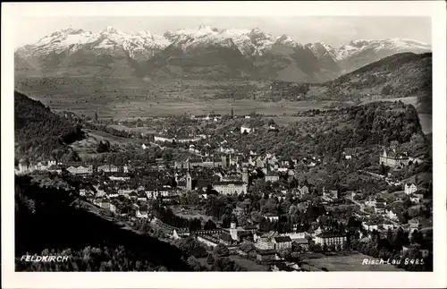 Ak Feldkirch Vorarlberg, Panorama mit Ort, Kirche und Bergen