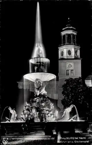 Ak Salzburg in Österreich, Hofbrunnen und Glockenspiel bei Nacht