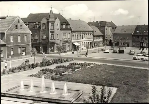 Ak Elsterwerda in Brandenburg, Marktplatz, Springbrunnen, Geschäfte