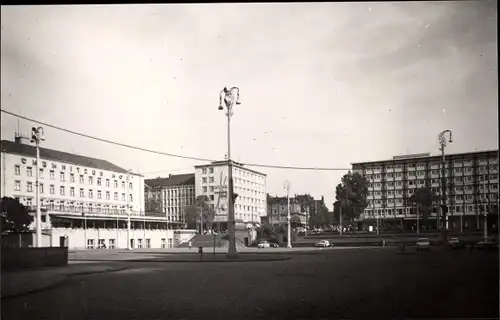 Ak Karl Marx Stadt Chemnitz in Sachsen, Platz, Gebäude