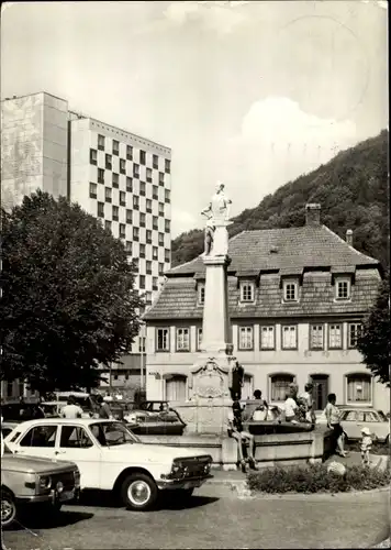 Ak Suhl in Thüringen, Waffenschmiedbrunnen am Markt, Denkmal, Autos