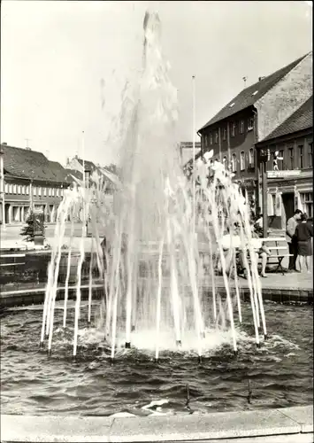 Ak Lübbenau im Spreewald, Springbrunnen an der Hauptstraße