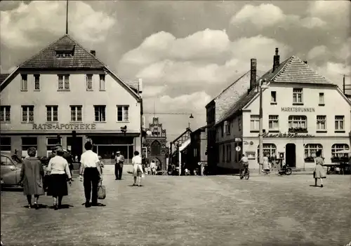 Ak Teterow in Mecklenburg, Marktplatz, Ratsapotheke, Marktbrunnen