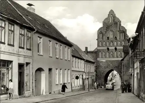 Ak Teterow in Mecklenburg, Otto Grotewohl Straße mit Malchiner Tor