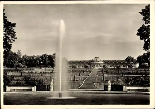 Ak Potsdam in Brandenburg, Schloss Sanssouci, Die Terrassen, Wasserfontaine