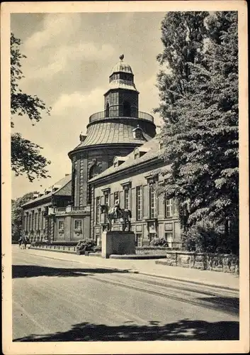 Ak Zwickau in Sachsen, König-Albert-Museum, König-Albert-Denkmal