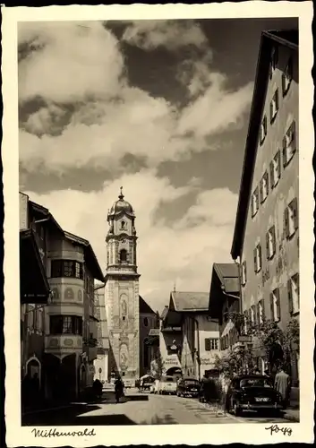 Ak Mittenwald in Oberbayern, Straßenansicht, Kirche, Autos