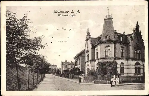 Ak Meuselwitz im Kreis Altenburger Land, Blick in die Bismarckstraße, Passanten, Wohnhäuser
