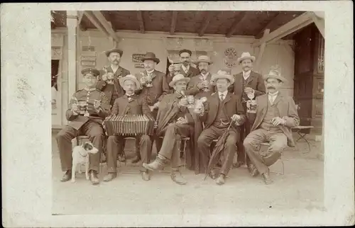 Foto Ak Jena in Thüringen, Portrait, Männergruppe mit Bierkrügen und Akkordeon