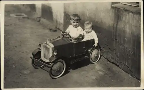 Foto Ak Jungen im Auto, Spielzeug