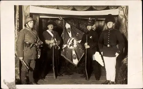 Foto Ak Deutsche Soldaten in Uniformen, Fahne, Patriotik, Waffengattungen, I. WK