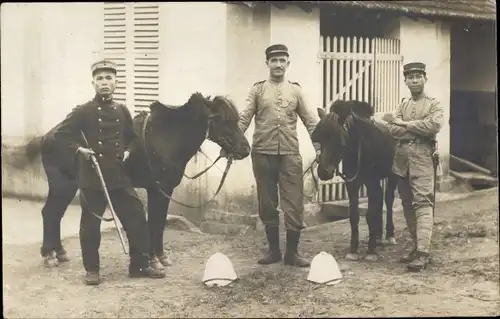 Foto Ak Asiatische Soldaten in Uniformen, Pferde, Pferdestall