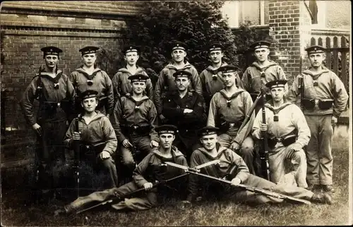 Foto Ak Hardenberg, Marinesoldaten in Uniformen