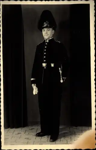 Foto Ak Berlin, Feuerwehrmann in Uniform, Portrait