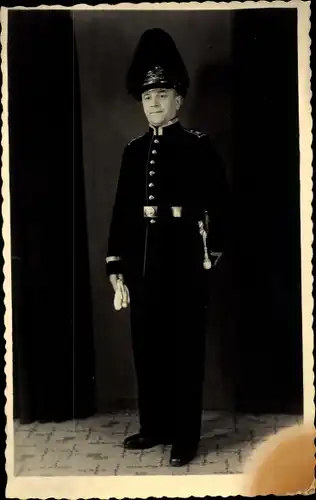 Foto Ak Berlin, Feuerwehrmann in Uniform, Portrait