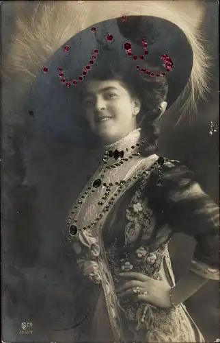 Foto Ak Portrait einer Frau, Feder-Hut, Glitzer, Schmuck