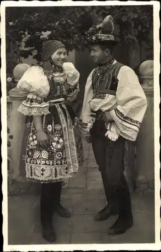 Ak Frau in tschechischer Tracht, Popolaj kostumoj de la regiono moravia-slovakio