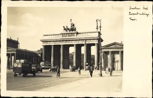 Foto Ak Berlin Mitte, Brandenburger Tor