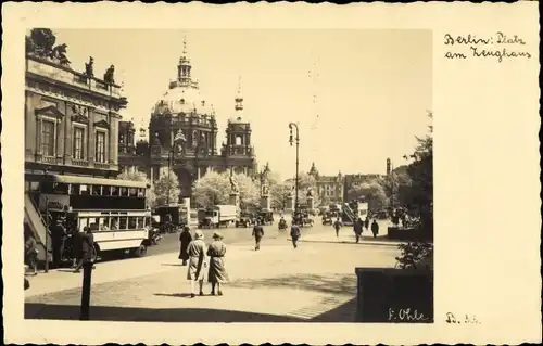 Foto Ak Berlin Mitte, Platz am Zeughaus