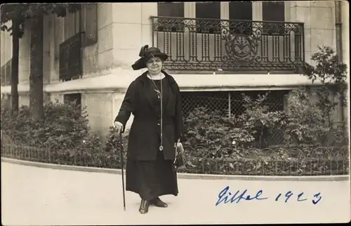 Foto Ak Vittel Lothringen Vosges, Frau in schwarzer Kleidung mit Hut und Stock