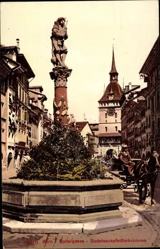 Ak Bern Stadt, Spitalgasse, Dudelsackpfeifferbrunnen, Kutsche