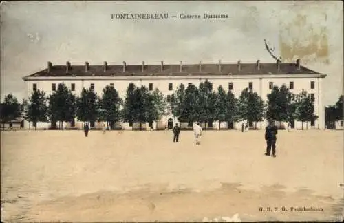 Ak Fontainebleau Seine et Marne, Caserne Damesme, Vorplatz, Soldaten