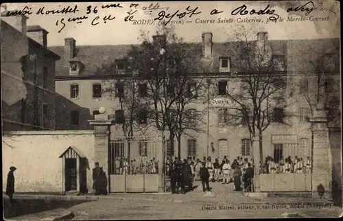Ak Rodez Aveyron, Caserne Sainte-Catherine, pres le Marche-Couvert, Außenansicht, Menschen