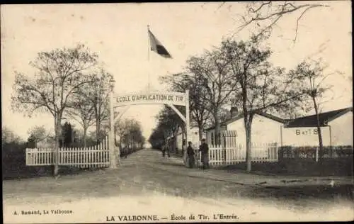Ak La Valbonne Ain, Ecole de Tir, L'Entree, Schule, Flagge, Eingangstor