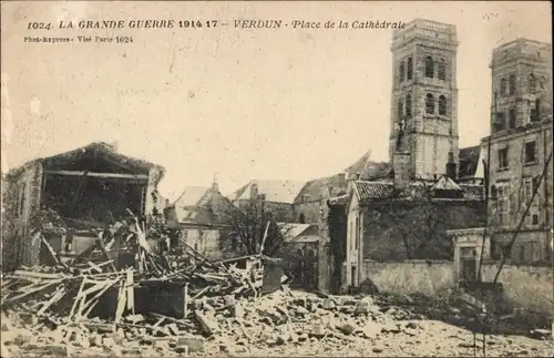 Ak Verdun Meuse, La Grande Guerre 1914-17, Place de la Cathedrale, Kirche, Trümmer, Ruine