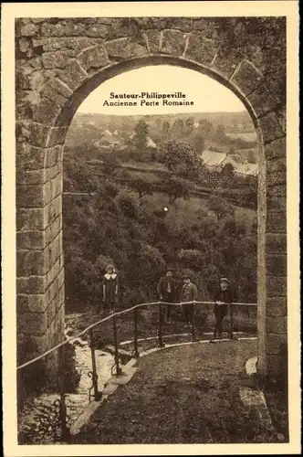 Ak Sautour Philippeville Wallonien Namur, Ancienne Porte Romaine, Blick durch Torbogen