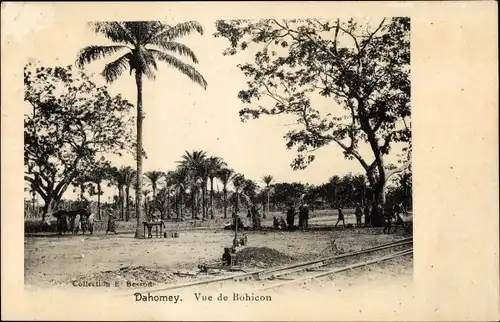 Ak Dahomey Benin, Vue de Bohicon, Eisenbahnschienen, Palmen